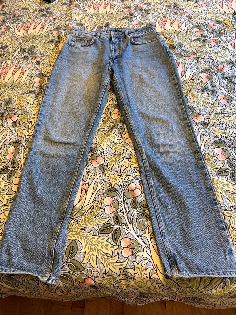 Reclaimed Vintage Straight Leg Jeans in Medium Blue